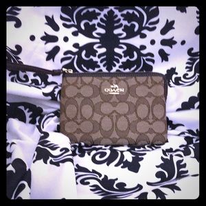 Brown Coach wristlet❤️